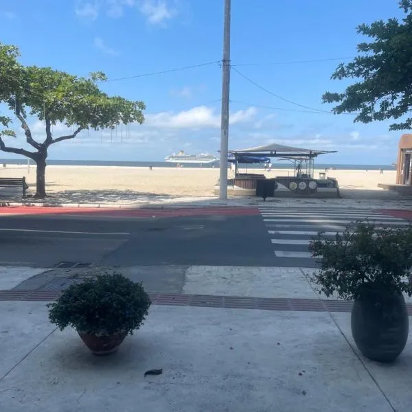 Apê de fundos em condo beira mar com garagem e Wi-Fi, hotel in Balneário Camboriú