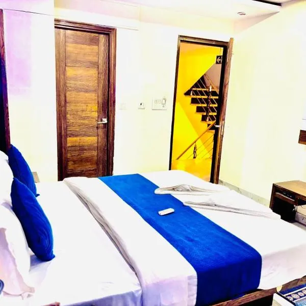 Hotel Cashev & front of Paharganj Side Railway station, hotel v destinaci Jāmb