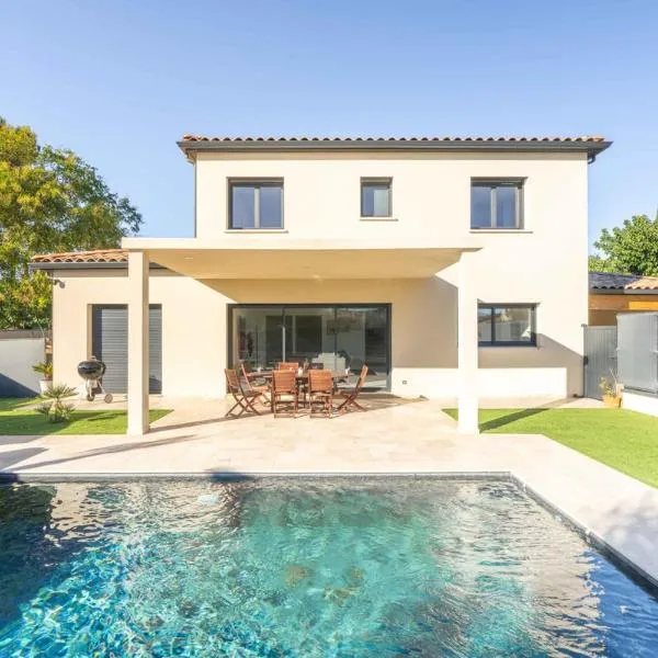 Villa équipée piscine 12 pers Beaucaire proche Nîmes Arles Camargue, viešbutis mieste Bokeras