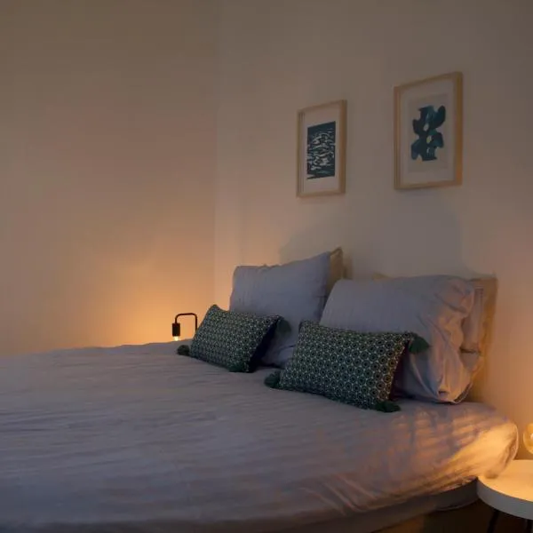 Charming Apartment with Cathedral View in Antwerp on the 2th floor, hotel en Amberes