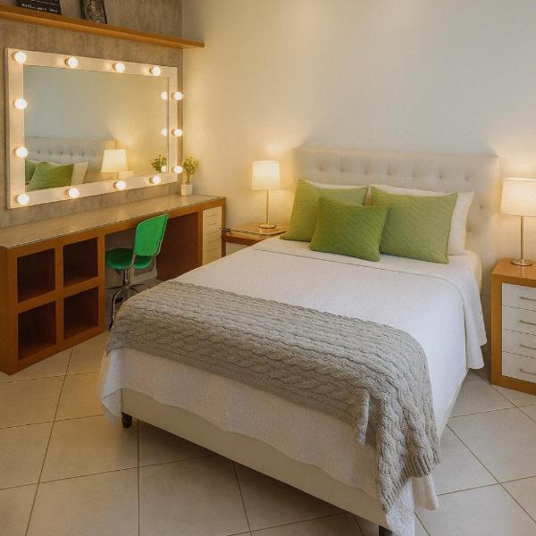 House with Hydro, Heated Pool Next to Gyn Shopping! - Foto 2