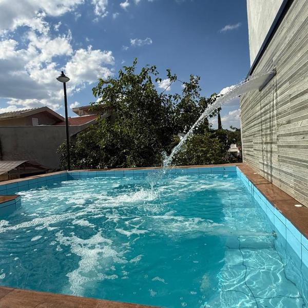 Refúgio com vista para montanhas, parquinho e piscina - Foto 4