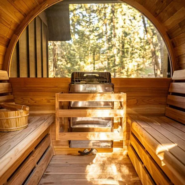 The Lightfoot Cabin Mid-Century Perfect Romantic Getaway Hot Tub|Sauna, hotel in Running Springs