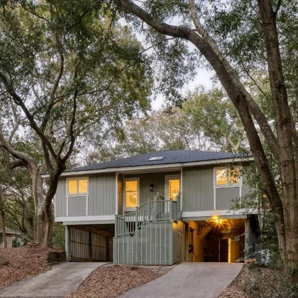 Conch Cottage by AvantStay Walk to Beach Deck Fireplace Outdoor Dining, ξενοδοχείο σε Isle of Palms