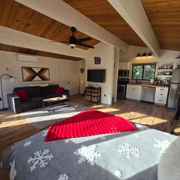 A Restful Studio Near a Creek and Forest - Pet Friendly, hotel in Roseburg