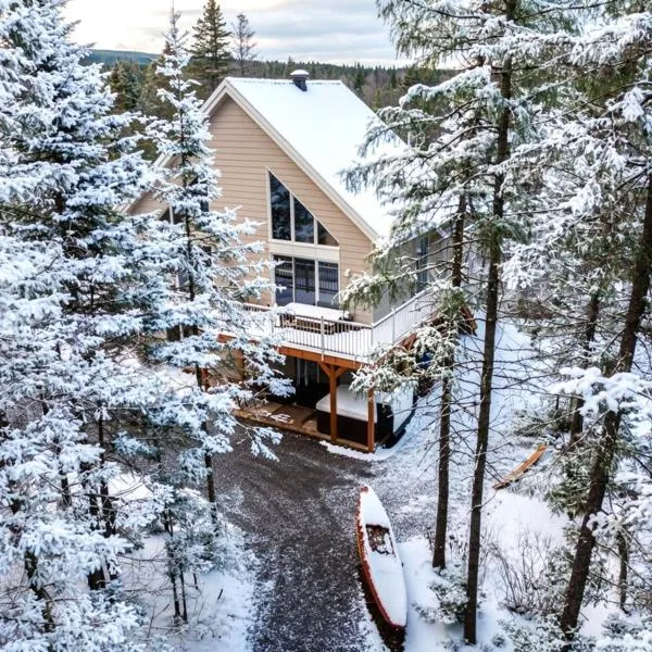 L'intemporel - Retro Chalet with Private Lake and Hot Tub, hotel en Valcartier Station