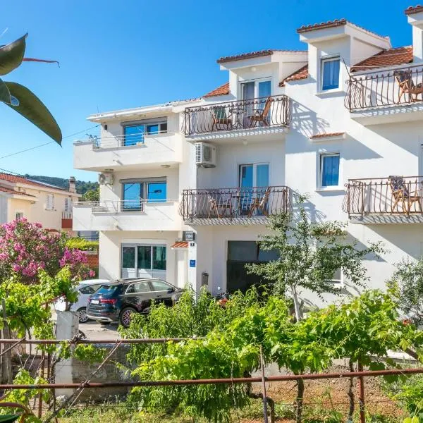Apartments by the sea Slatine, Ciovo - 24266, hotel a Slatine