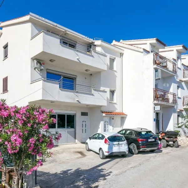 Apartments by the sea Slatine, Ciovo - 24266, hotell i Slatine