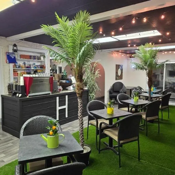 Auberge HALDER Private Country Lodge Vacation Rental Near Mont Tremblant, Laurentians, ξενοδοχείο σε Sainte-Marguerite