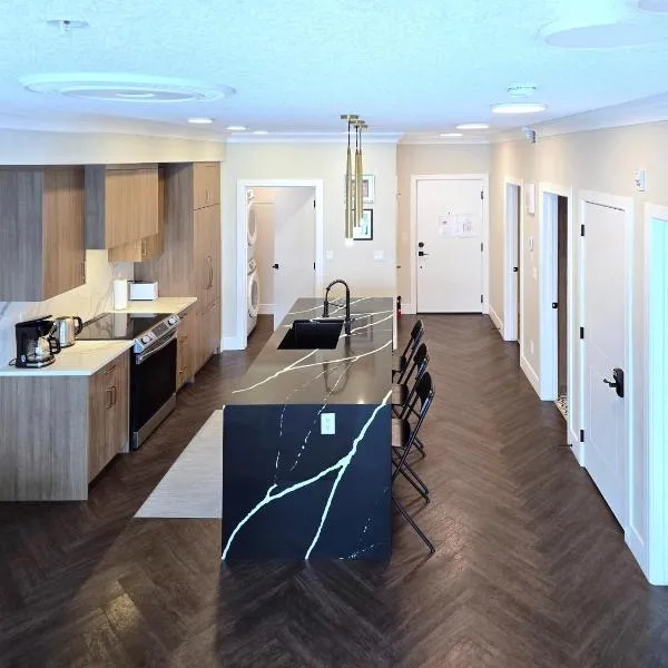 Family Stylish 2BR Condo with City View, DT, Balcony, Free Parking & In-Suite Laundry!, hotel v destinaci Calgary