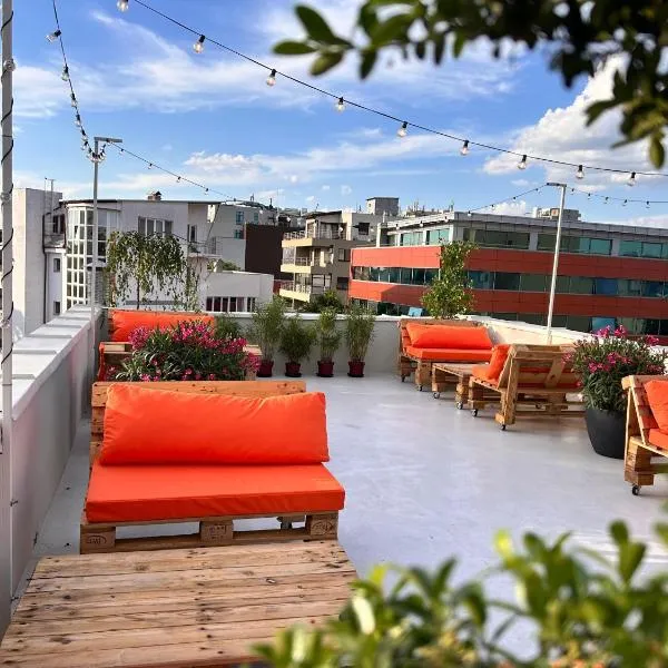 Graffiti Hotel Rooftop - Central Location, hotel di Bukares