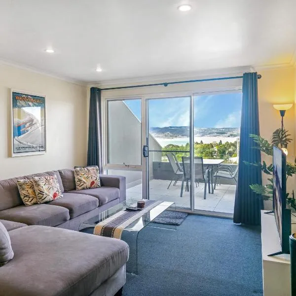 Cascades 15 - Amazing Lake Views l Spa Bath l Split Level Apt l Central Location l Wi-Fi, hotel en Jindabyne