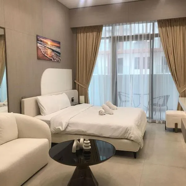 Luxury Furnished Studio with Alexa Automation JVC, hotel u Dubaiju