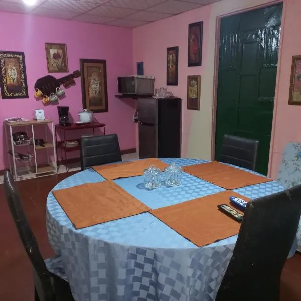 Beautiful air condioned villa for singles, couples, families and groups cozy stay, hotel v destinaci La Chorrera