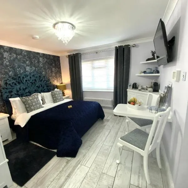 THE KNIGHTWOOD OAK a Luxury King Size Bed -En-Suite Space - LYMINGTON NEW FOREST with Private Entrance - Key Box entry-Free Parking & Private Outdoor Seating Area -Full Fibre WiFi -Town ,Shops , Pubs & Solent Way Walking Distance & Complimentary Breakfast, hotel v destinaci Lymington