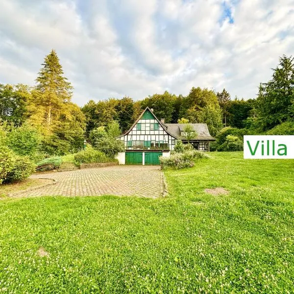 Villa EMG Ferienhaus in Alleinlage mit Privatsee Jacuzzi und Sauna für bis zu 22 Personen bei Osnabrück, hotel di Preußisch Oldendorf