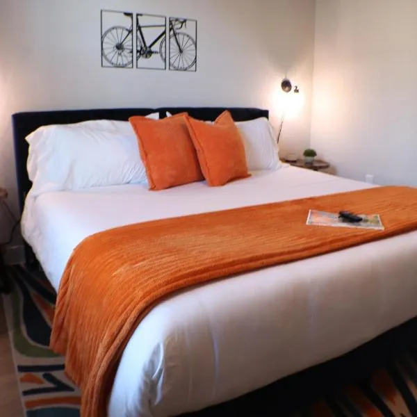 Cozy Luxe Apt Sectional KingBd Gym, hotel a Rogers