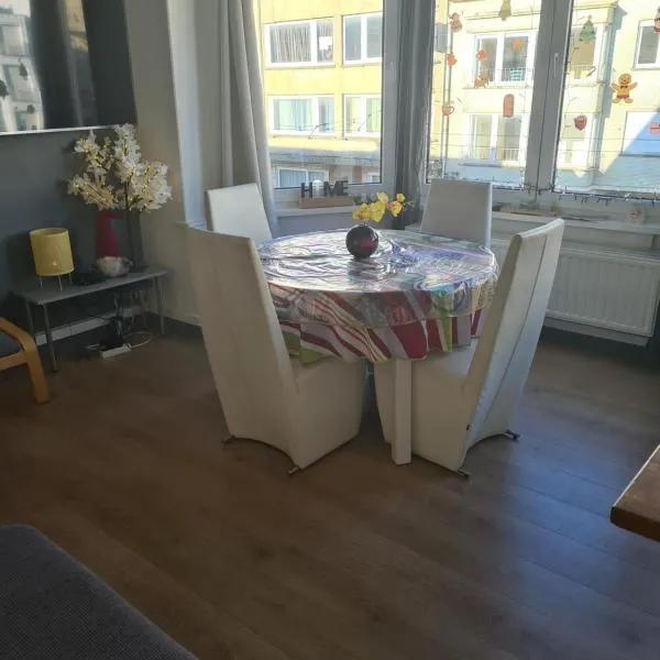 Appartement avec parking 50 m de la mer, Hotel in De Panne