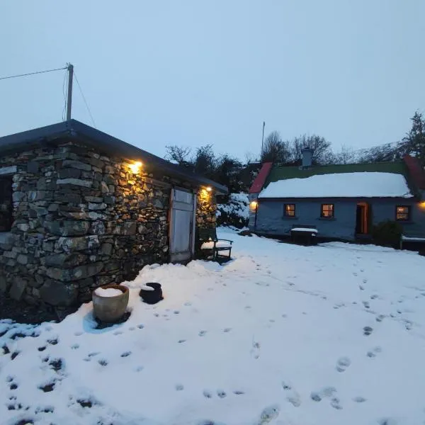 Mountain Cottage with Barn Sauna, Clonbur, Galway, ξενοδοχείο σε Clonbur