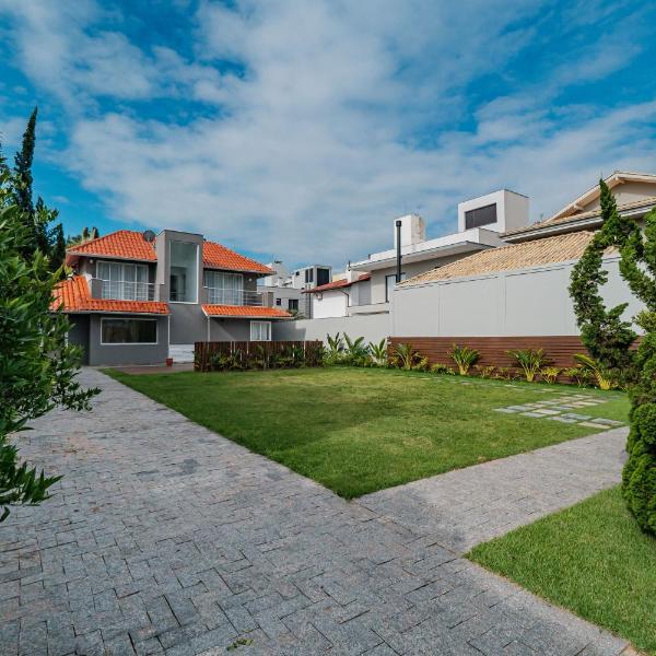 Casa em Jurerê Internacional com 4 Quartos, a 10 Minutos da Praia e 2 Minutos do Mercado
