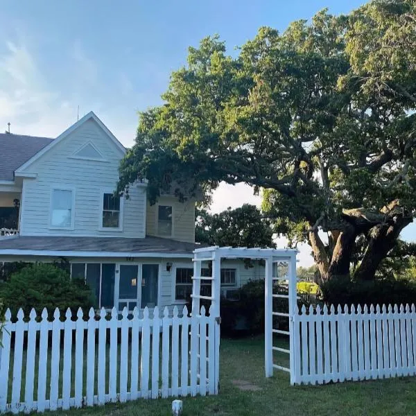 Historic Old Oak Cottage-Great water views!, Hotel in Harkers Island