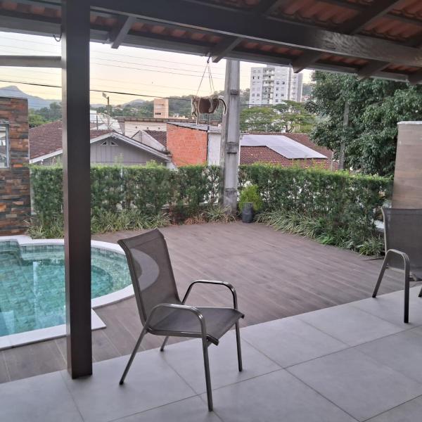 Casa com piscina, suite com hidro em Blumenau - Foto 3