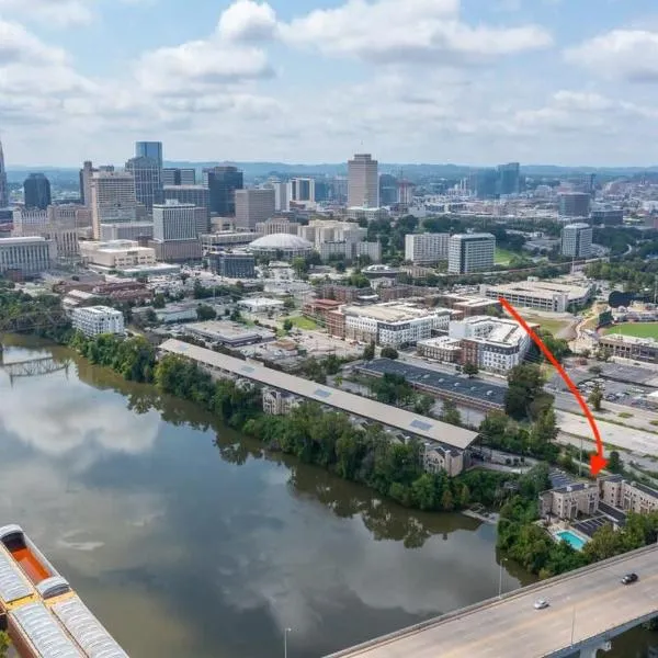 Walk to Broadway Riverfront Condo with Pool, hotel in Nashville