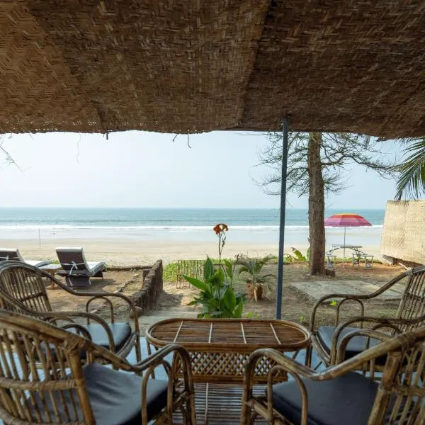 Magdāl में, होटल White House Seaview Villa on Talpona Beach