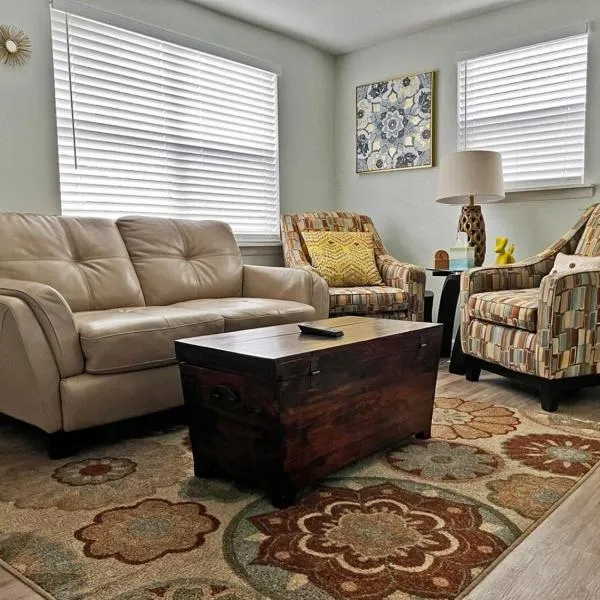 Quiet-Clean-Cottage-Dogs Kitchen, hotel in Tallahassee