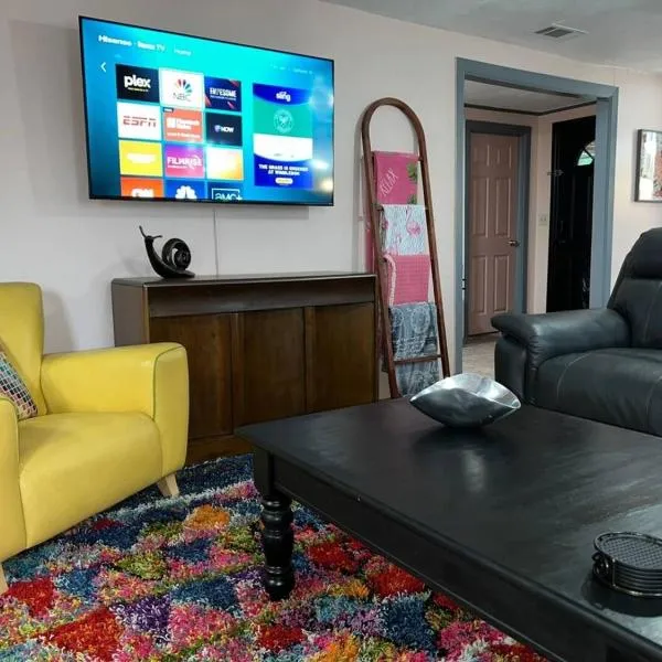 1 Mi to Stadium -dog friendly-fence yrd, hotel in Tallahassee