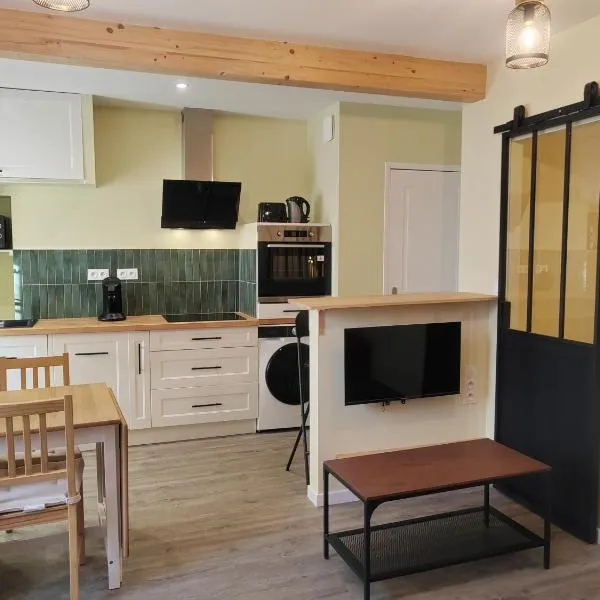 L'Atelier ,Calme, parking, centre Gémozac, Hotel in Gémozac