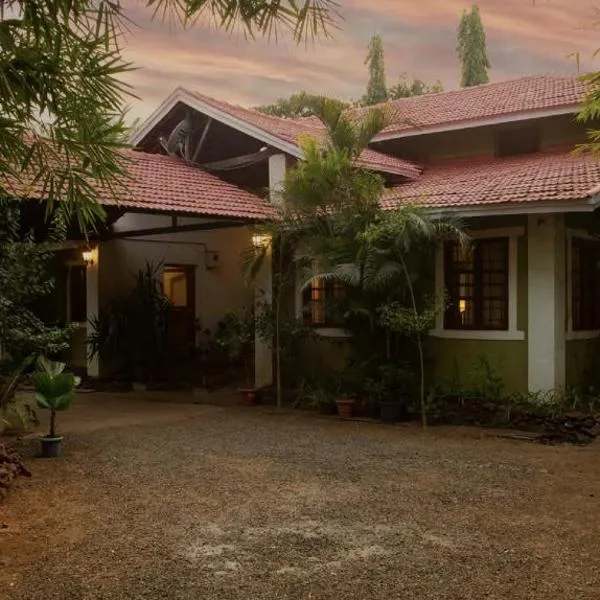 SaffronStays Laburnum House - 3BHK Pet-Friendly Villa with Pool, Lawn & Countryside Views, ξενοδοχείο σε Wada