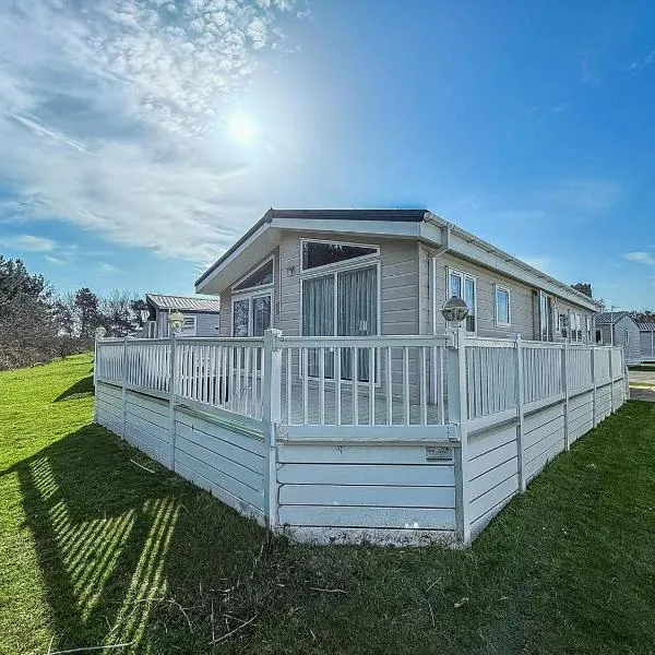 Luxury 6 Berth Lodge With Wifi At Broadland Sands In Suffolk Ref 20011Cv, hotel en Hopton on Sea