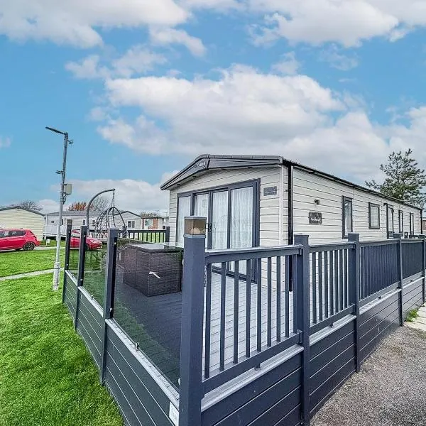 Stunning 8 Berth Caravan With Decking At Kessingland Beach Ref 90017D, hotel i Benacre