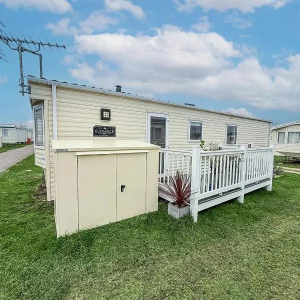 Cosy 6 Berth Caravan With Side Decking At Kessingland Beach, Suffolk Ref 90031Sv, hotel i Benacre