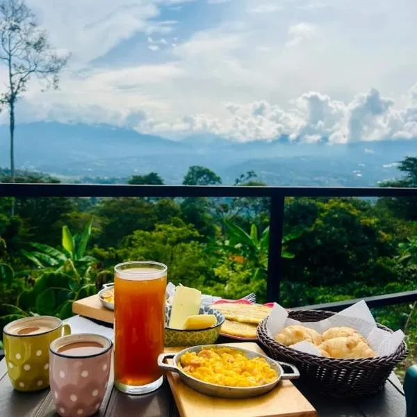 Café y sueños Cabaña Jacuzi externo, hotell i Silvania