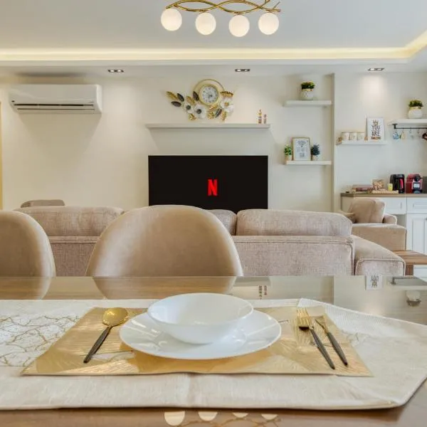 Luxurious 3Bd Hotel Apt in compound Sheikh Zayed with Pool and Gym access, готель у місті Sheikh Zayed