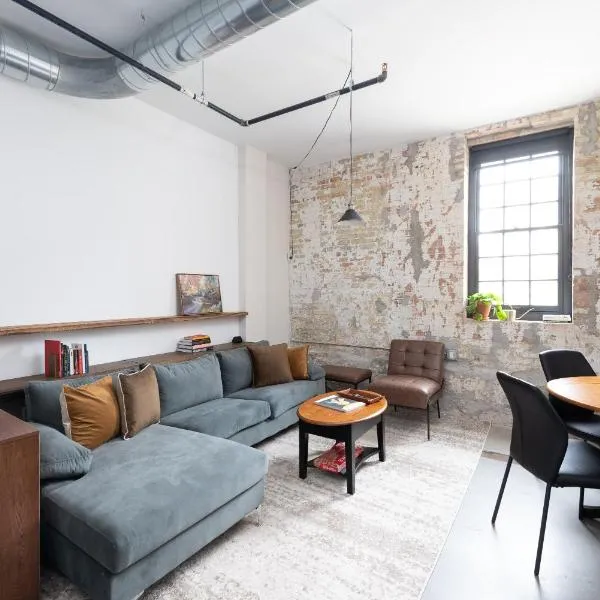 Brewery District 2-Story 2BR Apt Near Fiserv with Rooftop, Gym, and Parking, ξενοδοχείο σε Μιλγουόκι