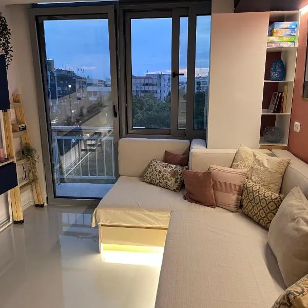 Μοντέρνο διαμέρισμα στο κέντρο της Λάρισας, hotel v destinaci Larisa