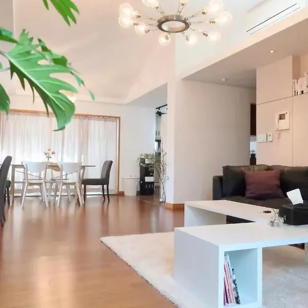 Spacious! 2BR 2BA at Hongdae, khách sạn ở Seoul