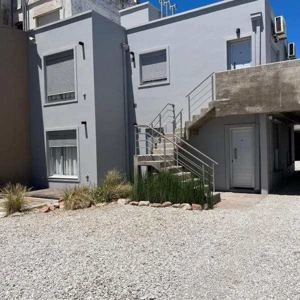 Departamentos Recalada Suites, hotel v destinaci Monte Hermoso