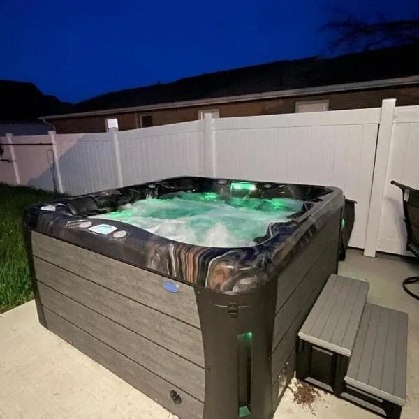 Cozy Pool & Hot Tub Retreat by Casino, hotel a Charles Town