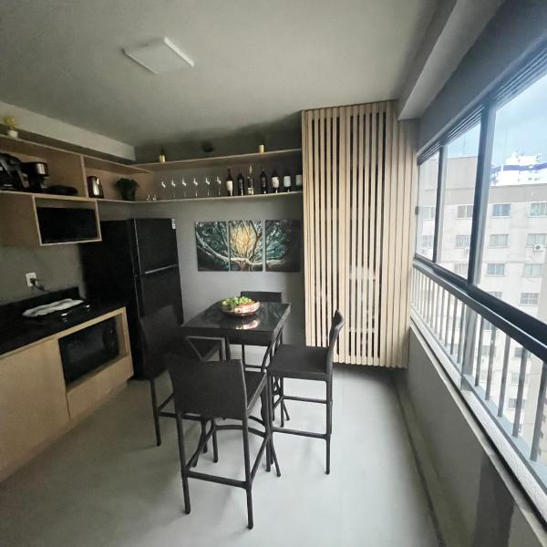 Ritmo Bueno! Super Local com 2 Quartos com ar e varanda Gourmet!! - Foto 5
