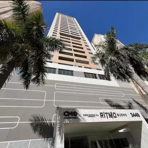 Ritmo Bueno! Super Local com 2 Quartos com ar e varanda Gourmet!!, Hotel in Goiânia