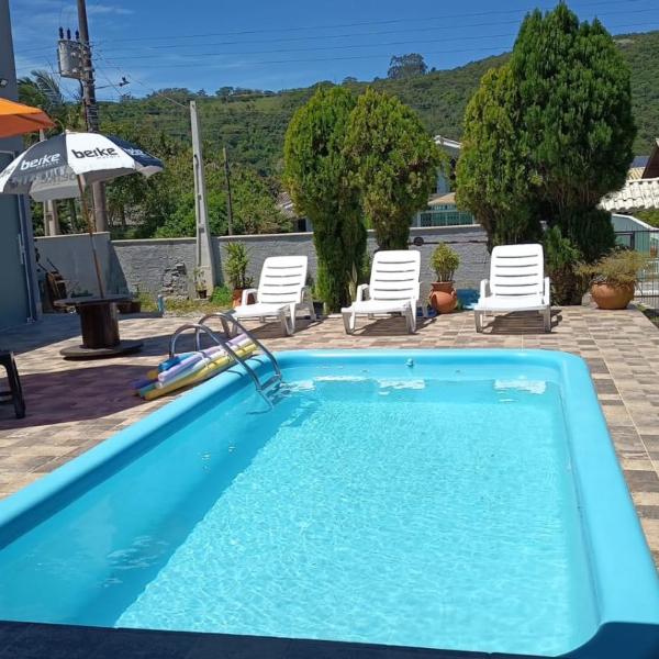 Casa na Pinheira com piscina e 2 suítes