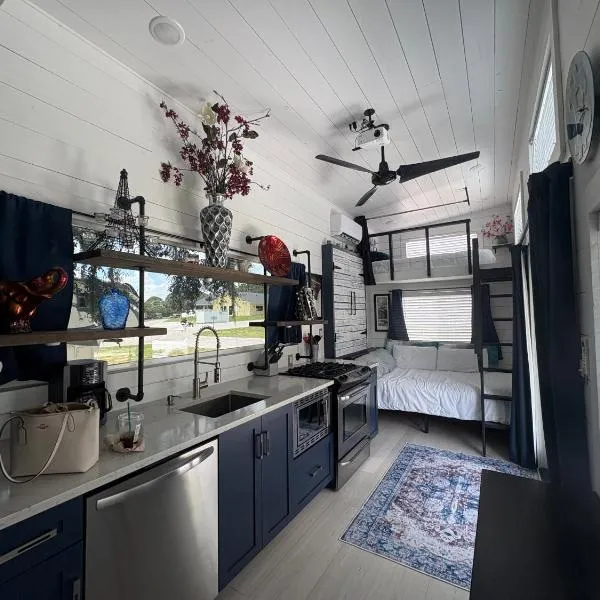 Pet Friendly, Modern Tiny Home in Vibrant Clermont!, hotel in Clermont