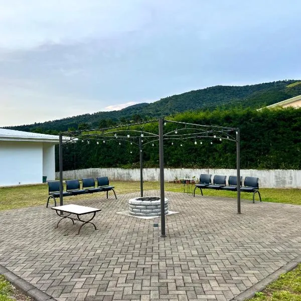 Celajes del Poás, hotel a Poás