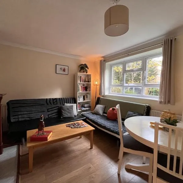 Spacious 4BR Home in Southfields - 5 Beds, Wifi and Parking, hótel í London