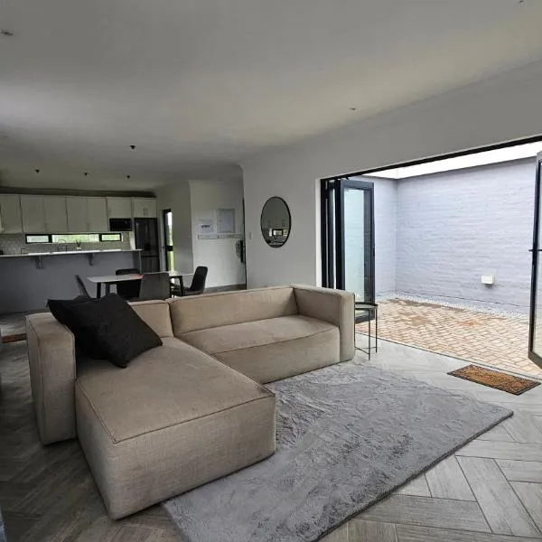 Modern Farmhouse, Pool, AC, Wi-Fi in Estate, hotel en Hazyview