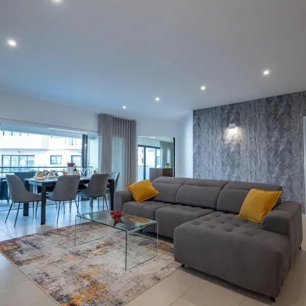 St Julians Luxe Retreat 3Bed 2Bath Apartment, Hotel in St Julian's
